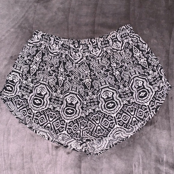 Ambiance Pants - Aztec printed shorts